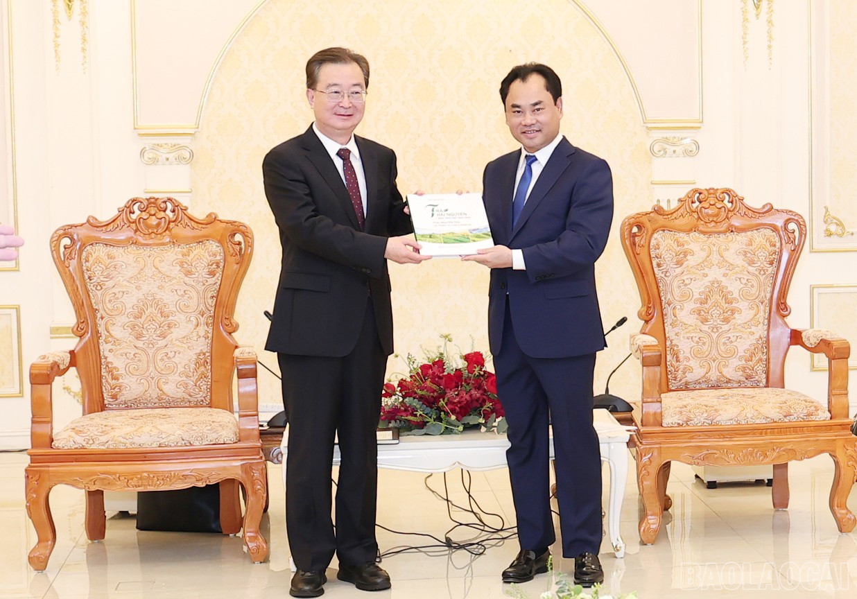 Bí thư Tỉnh ủy Lào Cai Trịnh Việt Hùng tặng quà Bí thư Tỉnh ủy Vân Nam Vương Ninh. baolaocai-br_0070.jpg