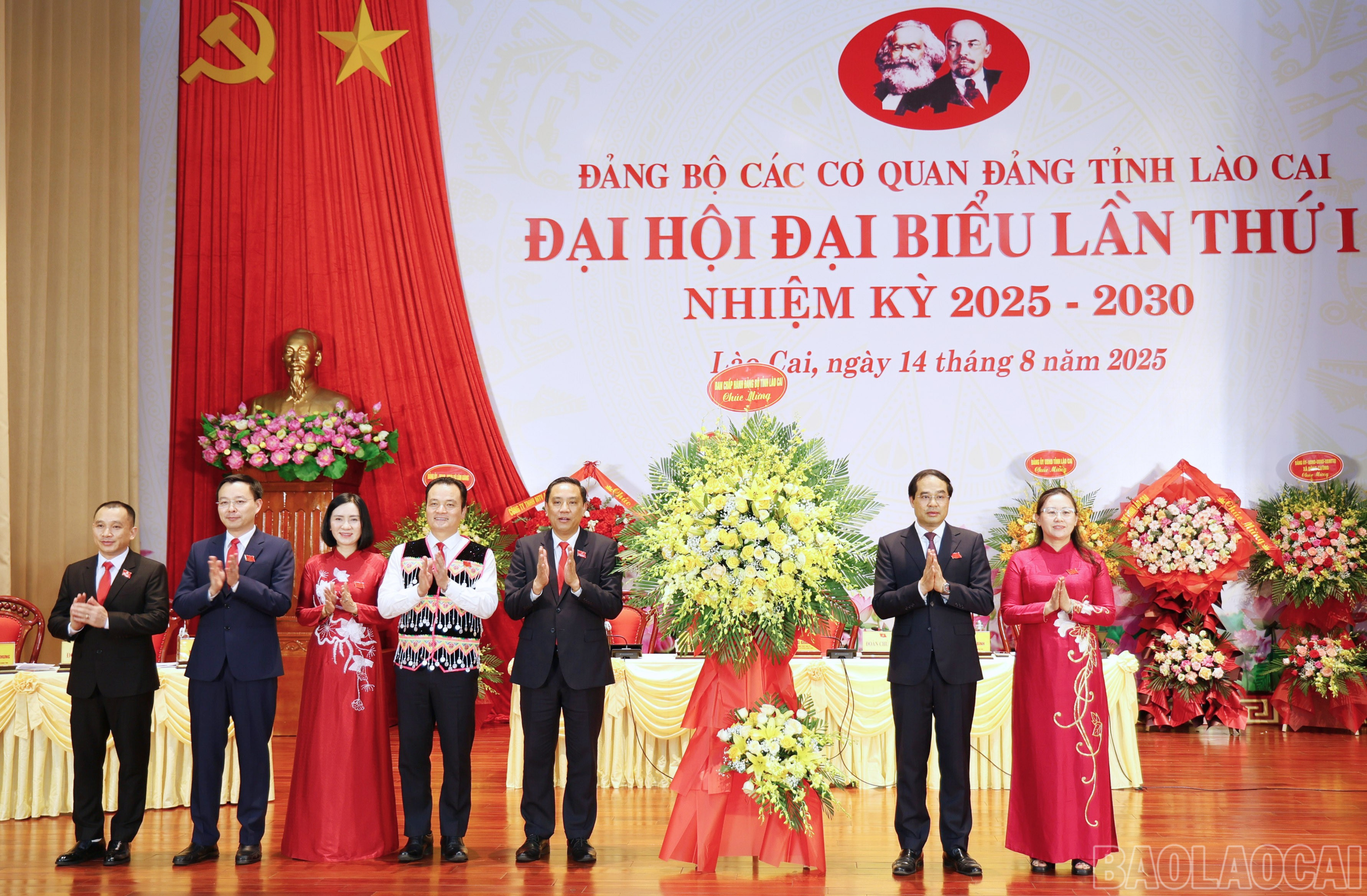 Thường trực Tỉnh ủy tặng hoa chúc mừng đại hội. baolaocai-br_thiet-ke-chua-co-ten-5.jpg