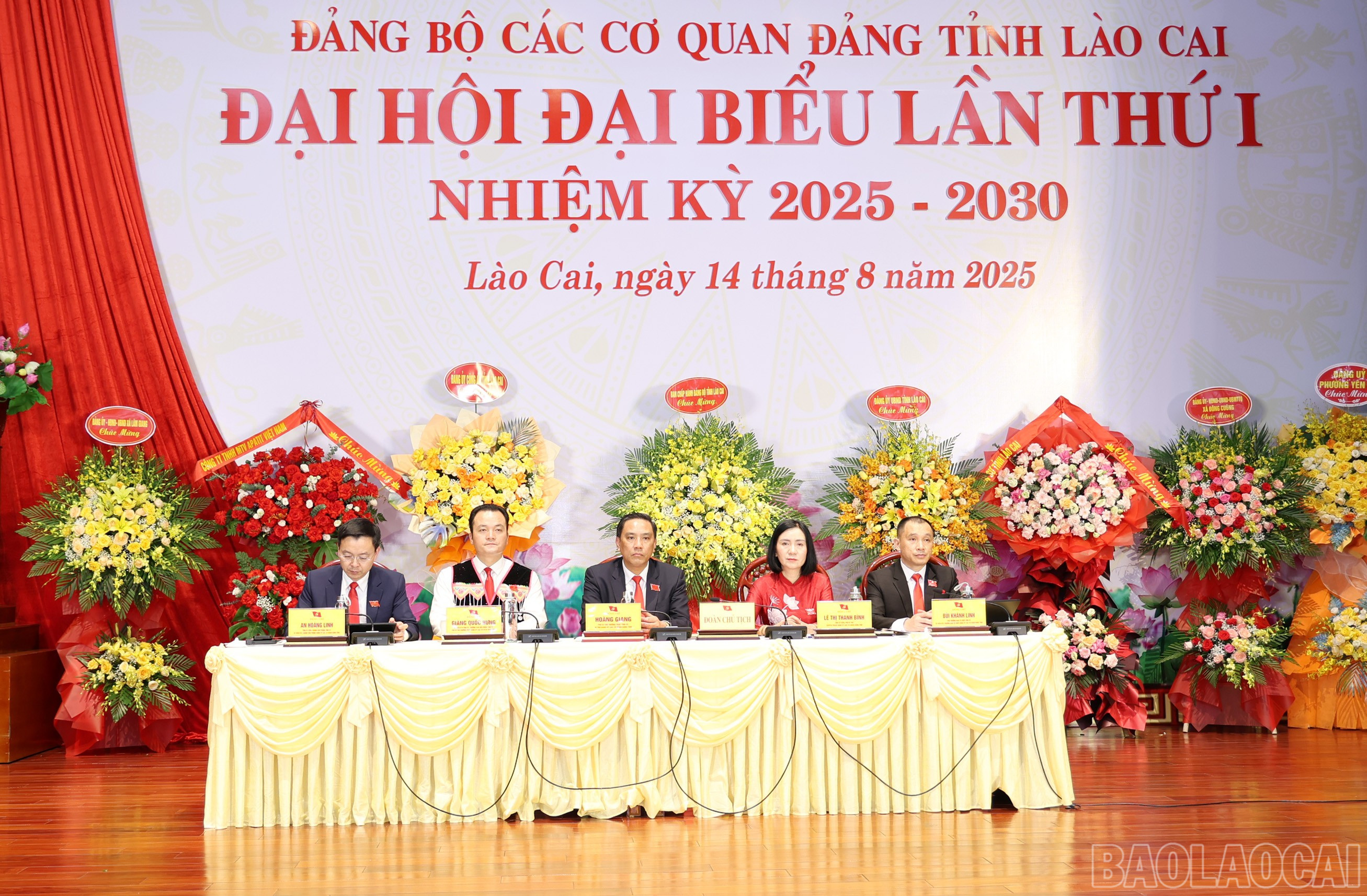 Đoàn chủ tịch đại hội. baolaocai-br_img-9416.jpg