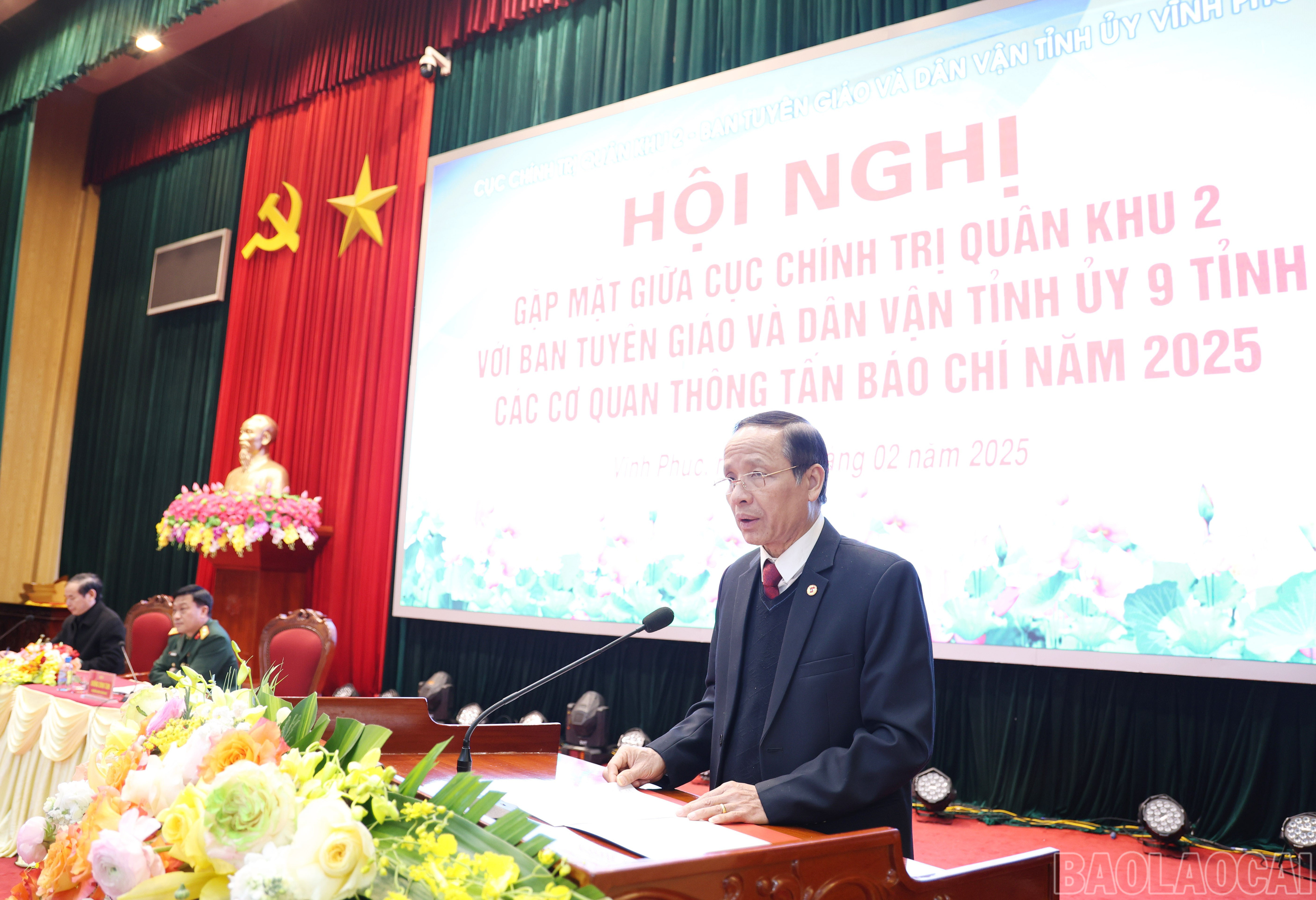 Đại biểu phát biểu thảo luận tại hội nghị. baolaocai-br_0641.jpg