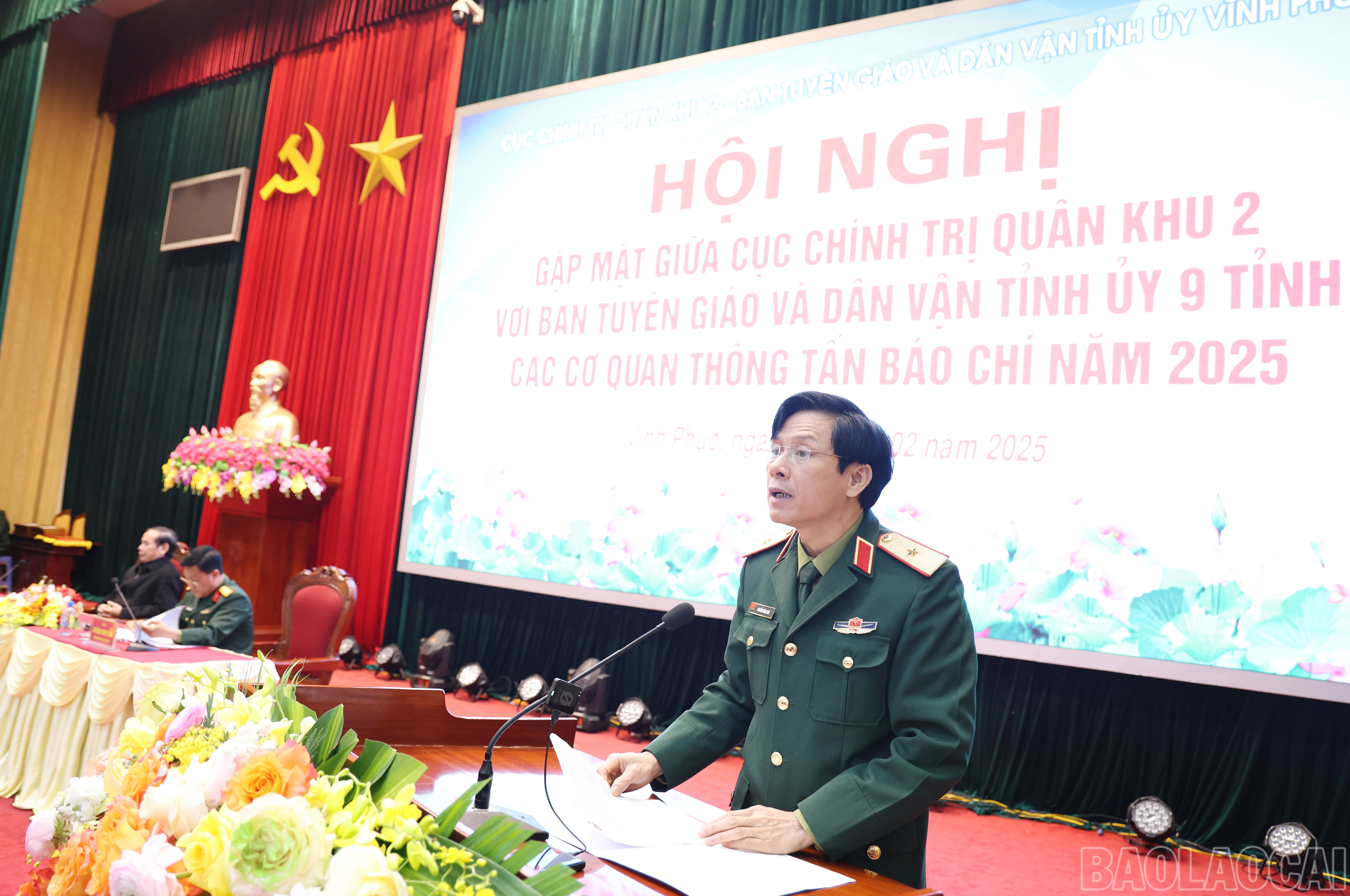 Thiếu tướng Nguyễn Hồng Thái, Phó Chính ủy Quân khu 2 phát biểu tại hội nghị. baolaocai-br_0691.jpg