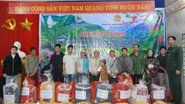 Trao tặng hơn 5.450 suất quà Tết cho người dân khu vực biên giới