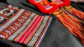 Các bà, các mẹ trang trọng đội khăn lễ cho thiếu nữ trong ngày cưới.