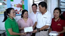Doanh nghiệp, nữ doanh nhân Lào Cai hỗ trợ đồng bào bão lũ hơn 200 triệu đồng