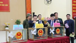 Các đồng chí lãnh đạo tỉnh dự lễ khai mạc và bỏ phiếu bầu cử đại biểu Quốc hội khóa XVI và đại biểu HĐND các cấp, nhiệm kỳ 2026 - 2031