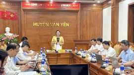Phó Bí thư Tỉnh uỷ, Chủ tịch Ủy ban Mặt trận Tổ quốc tỉnh Giàng Thị Dung dự họp duyệt văn kiện Đại hội Đảng bộ các xã Tân Hợp, Phong Dụ Hạ