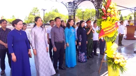 Phó Bí thư Tỉnh ủy, Chủ tịch Ủy ban MTTQ tỉnh Lào Cai Giàng Thị Dung dâng hương tại Nghĩa trang Liệt sỹ quốc gia Trường Sơn và Khu di tích Thành cổ Quảng Trị