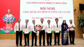 Văn phòng Đoàn đại biểu Quốc hội và Hội đồng nhân dân tỉnh công bố quyết định về công tác cán bộ