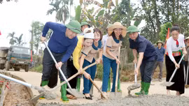 Chủ tịch UBND tỉnh Nguyễn Tuấn Anh dự Lễ phát động xây dựng đường giao thông nông thôn tại xã Quy Mông