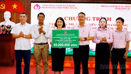Trao tặng 100 suất quà tri ân người có công với cách mạng