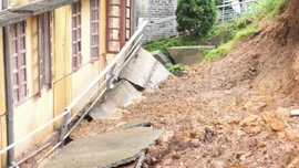 Mưa lớn, 70 hộ dân xã Lương Thịnh phải di dời ngay trong đêm 