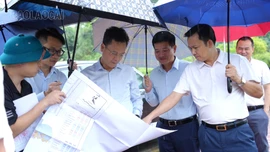 Phó Chủ tịch UBND tỉnh Nguyễn Thành Sinh kiểm tra thực địa triển khai nhiệm vụ ứng phó với mưa lũ 
