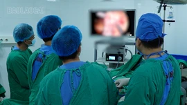 Phẫu thuật cắt đại tràng có sử dụng chất chỉ thị màu ICG