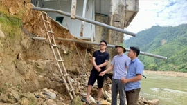 Lãnh đạo xã Phong Dụ Thượng kiểm tra tình hình thiệt hại do bão lũ.