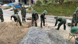 Trung đoàn 254 giúp xã Pha Long xây dựng nông thôn mới