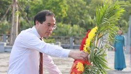 Đoàn đại biểu tỉnh Lào Cai dâng hương tưởng niệm Chủ tịch Hồ Chí Minh và các anh hùng liệt sĩ