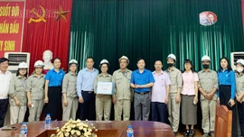 Thăm, động viên các đơn vị sản xuất trực tiếp trong Tháng Công nhân năm 2025