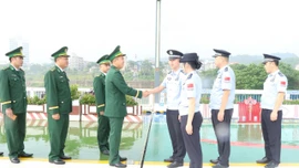  Đồn Biên phòng Cửa khẩu Quốc tế Lào Cai chúc mừng lực lượng bảo vệ biên giới phía bạn