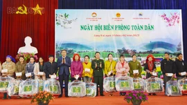 Phó Bí thư Tỉnh ủy Hoàng Giang dự Ngày hội Biên phòng toàn dân