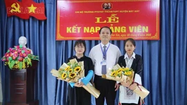 Chi bộ Trường PTDT Nội trú THCS và THPT huyện Bát Xát: Kết nạp 2 đảng viên là học sinh