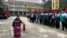 Hơn 400 học sinh tham gia trải nghiệm thực hành kỹ năng chữa cháy, cứu nạn, cứu hộ