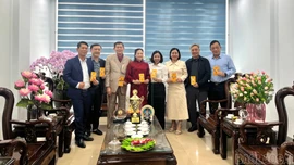 Hiệp hội Doanh nghiệp Nam Lào Cai thăm, tặng quà doanh nghiệp trong khối