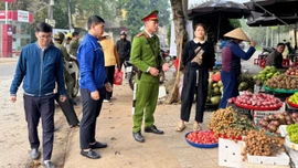  Công an xã Trấn Yên ra quân lập lại trật tự hành lang an toàn giao thông 