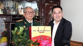 Chủ tịch UBND tỉnh - Nguyễn Tuấn Anh thăm, tặng quà Tết tại phường Yên Bái