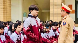 Hơn 1.500 học sinh Trường THPT Nguyễn Huệ được tuyên truyền kỹ năng lái xe an toàn