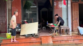 Người dân khẩn trương dọn dẹp sau lũ
