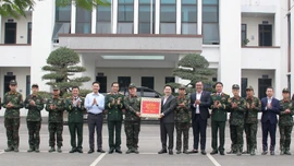 Chủ tịch UBND tỉnh Nguyễn Tuấn Anh thăm, động viên, tặng quà các lực lượng làm nhiệm vụ đêm giao thừa