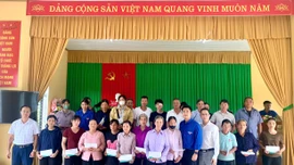 Lãnh đạo Tỉnh đoàn Lào Cai và Phòng khám Đa khoa Bạch Mai - Văn Yên tặng thẻ khám chữa bệnh cho người dân.
