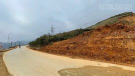 Đã hót đất đá, mở rộng mặt đường tại các điểm sạt lở trên Tỉnh lộ 152