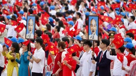 Tự hào cờ Tổ quốc giữa trời thu Hà Nội