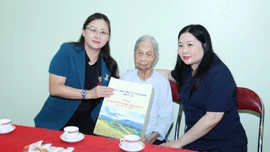 Phó Bí thư Tỉnh ủy Giàng Thị Dung thăm, tặng quà người có công, gia đình chính sách xã Thượng Bằng La