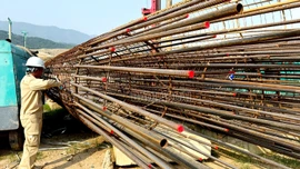 Giá thép và xi măng tăng khiến doanh nghiệp xây dựng lo lắng