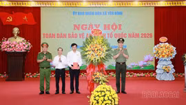 Thiếu tướng Cao Minh Huyền - Giám đốc Công an tỉnh dự Ngày hội Toàn dân bảo vệ an ninh Tổ quốc xã Yên Bình