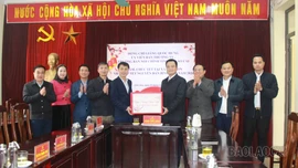 Trưởng Ban Nội chính Tỉnh ủy Giàng Quốc Hưng kiểm tra, tặng quà Tết tại xã Liên Sơn