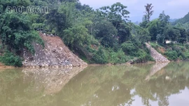 Cần ngăn chặn tình trạng đổ thải xuống sông Chảy