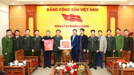 Lãnh đạo Công an tỉnh thăm, chúc Tết tại xã Mường Khương