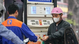 Giá xăng giảm gần 4.000 đồng một lít