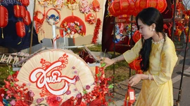 Nhộn nhịp thị trường phụ kiện trang trí Tết