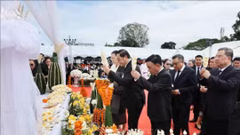 Đoàn cấp cao Đảng Cộng sản Việt Nam dự Lễ truy điệu Chủ tịch Quốc hội Lào Xaysomphone Phomvihane