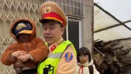 Cảnh sát giao thông Lào Cai kịp thời hỗ trợ ba mẹ con gặp nạn giữa chiều mưa mù Sa Pa