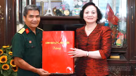 Phó Thủ tướng Phạm Thị Thanh Trà thăm, tặng quà gia đình chính sách và công nhân tại Lào Cai