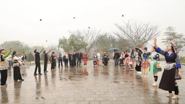 Lan tỏa bản sắc văn hóa Mông giữa lòng phố