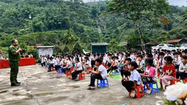 Hơn 350 thầy cô và học sinh Trường TH&THCS Mường Vi được tuyên truyền pháp luật