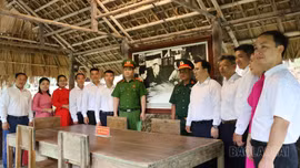 Đảng ủy xã Mù Cang Chải dâng hương tưởng niệm Chủ tịch Hồ Chí Minh tại ATK Định Hóa