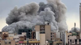Thủ đô Tehran trải qua đêm bị không kích dữ dội chưa từng thấy