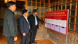 Đồng chí Sùng A Lềnh kiểm tra công tác chuẩn bị bầu cử tại xã Tả Van